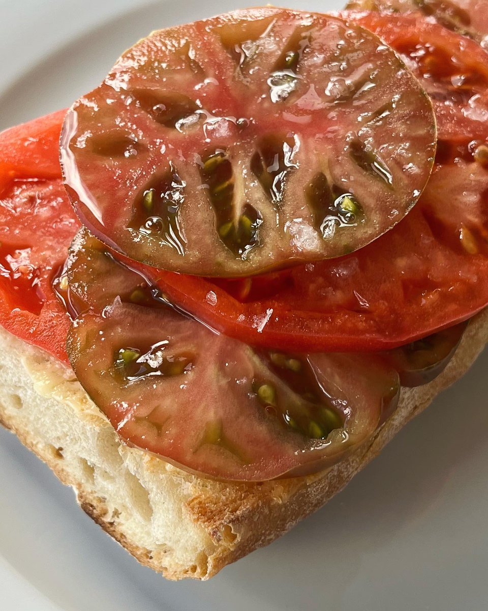 Помидоры на тосте

Поджаренный багет, соленое масло, помидоры раннего сезона в своей сочной, сладкой красе и щепотка соли — идеальное сочетание для быстрого, но невероятно вкусного перекуса. Простота в каждой детали, но вкус — на высоте!