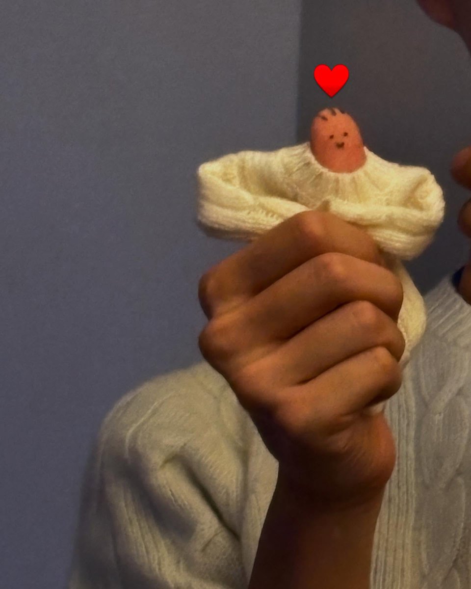 Meet my thumb-sized twin, Mini Q! Despite the obvious size difference, don’t you think we look so much alike?