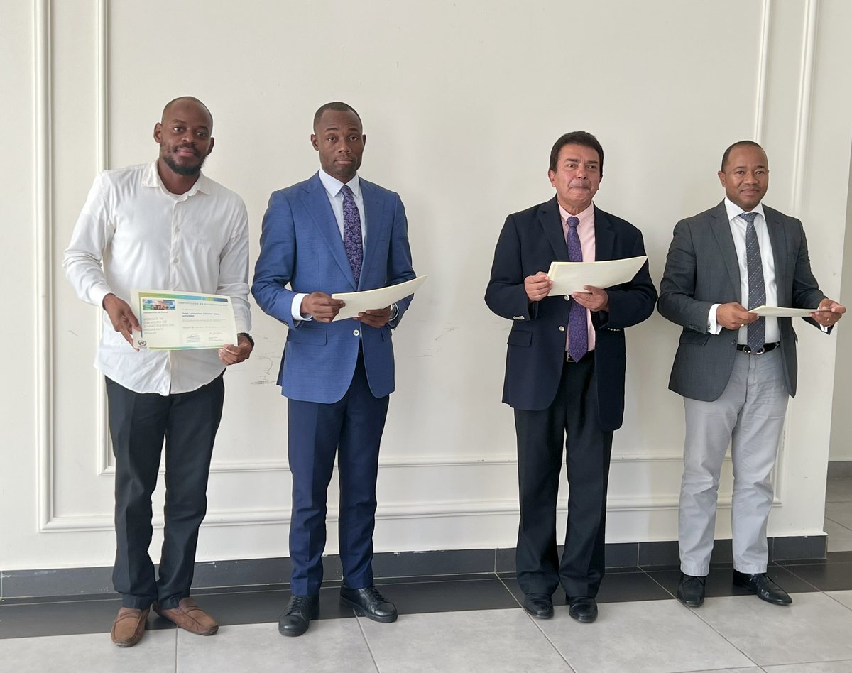 CAADP_1984's tweet photo. 34 técnicos de la Caja Autónoma y Amortización de la Deuda Pública, reciben sus #certificados, tras completar una #capacitación en generación de #reportes de flujos y saldos en #SIGADE 6. El Director General @Edjang_Ruben presidió el acto.
+info en https://t.co/IO2NwNFlT1 https://t.co/rICtB8sJsF