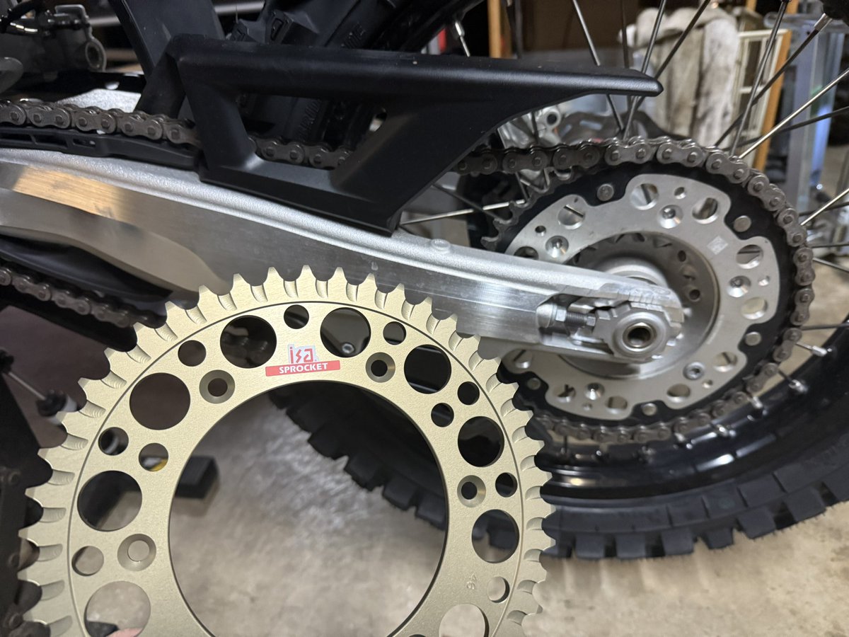shinyomag's tweet photo. 今週末は草モトクロスレースなんで、ブロックが鬼高のモトクロスタイヤにして、軽量で高レベルの精度のスプロケISAにする。前はあんなに高かったのに、今じゃその価格じゃ安い部類に入ってしまったメイドインジャパンのISA！

#FE350pro

さてとこのあとプレミア公開だ… https://t.co/tXDWmL3Hza