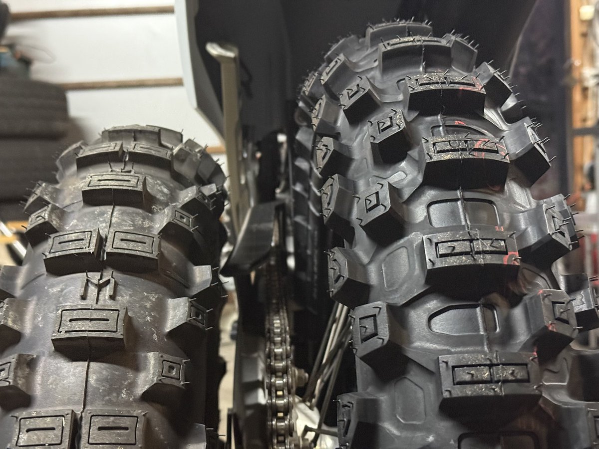 shinyomag's tweet photo. 今週末は草モトクロスレースなんで、ブロックが鬼高のモトクロスタイヤにして、軽量で高レベルの精度のスプロケISAにする。前はあんなに高かったのに、今じゃその価格じゃ安い部類に入ってしまったメイドインジャパンのISA！

#FE350pro

さてとこのあとプレミア公開だ… https://t.co/tXDWmL3Hza