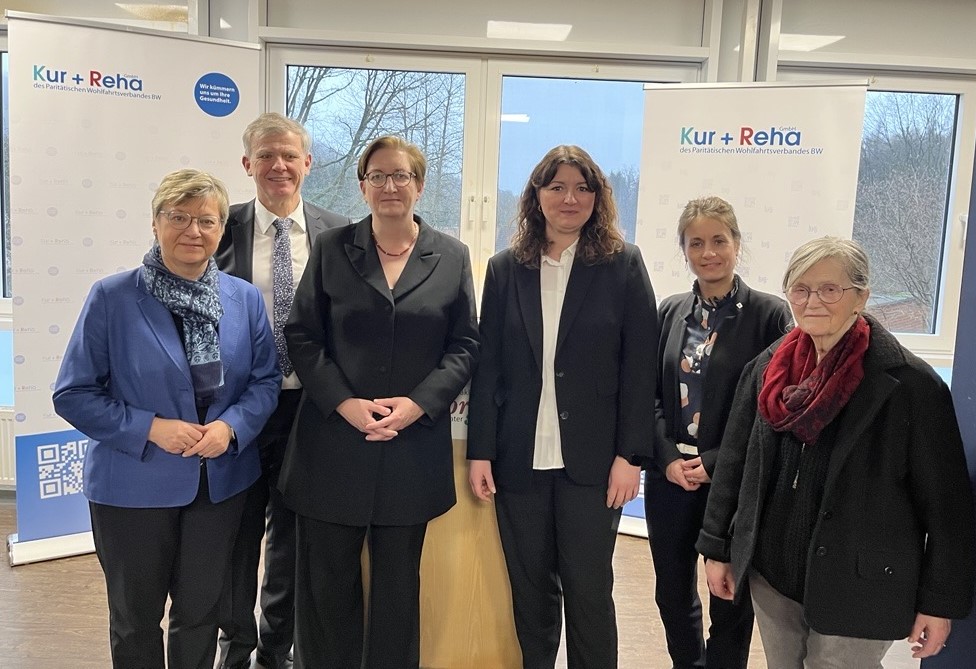 Gestern besuchte Bauministerin Klara Geywitz die Rehaklinik in Zorge aus dem Verbund des  Müttergenesungswerks. Geschäftsführerin Rebekka Rupprecht nahm einen Scheck über 3 Mio.€ zur Investitionskostenförderung dankbar entgegen.

Kur + Reha GmbH
@Paritaet_BW
BMWSB <a href="/BMWSB_Bund/">Bundesbauministerium</a>
