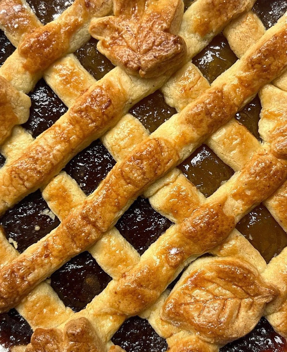 Половина айвы, половина абрикосового Линцерского торта — идеальное сочетание для тех, кто ценит баланс вкусов и текстур. Яркие и ароматные нотки, которые идеально дополняют друг друга. 💜