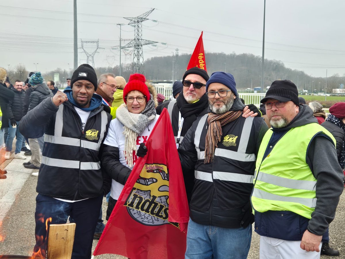Nous étions présent-es hier pour soutenir le piquet de grève des camarades de SUD industrie Valéo Saint-Quentin fallavier aux côtés <a href="/UnionSolidaires/">Union syndicale Solidaires</a>  <a href="/SolidairesIsere/">Solidaires Isère</a> 

NON aux licenciements économiques et aux délocalisations pour gaver les actionnaires !
