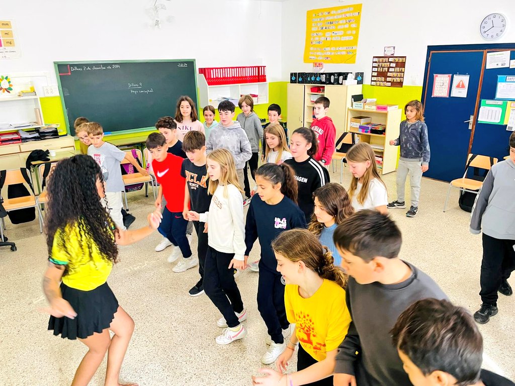 La setmana passada va venir una experta ballarina de Samba a la classe de 6èA i vam aprendre aquest ball!

🪇🇧🇷
