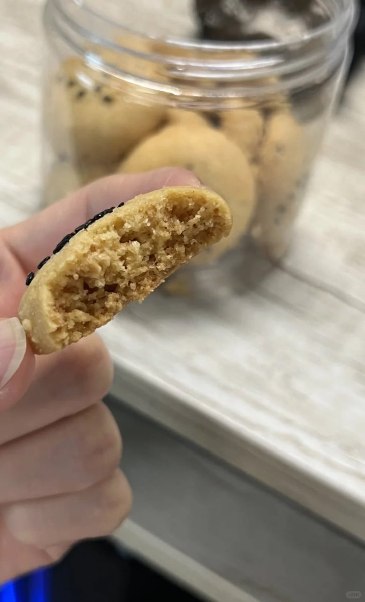 komplex06's tweet image. Afternoon delight! A cookie a day keeps the grumpy away. 😄