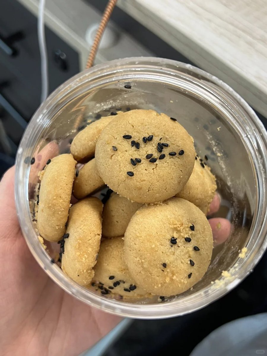 komplex06's tweet image. Afternoon delight! A cookie a day keeps the grumpy away. 😄