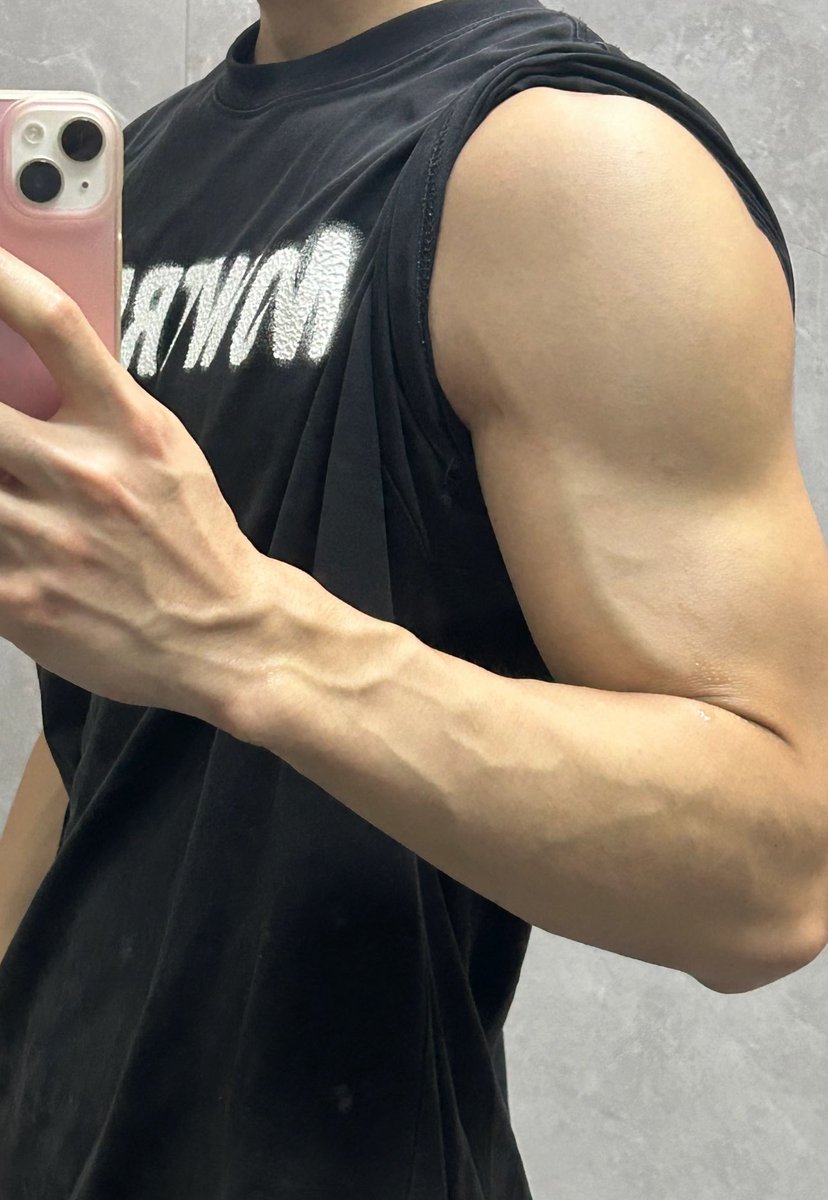 justlovedo's tweet photo. 逐渐满意 #手控 #青筋 #臂围 #肌肉 https://t.co/HLpxPCyDZk