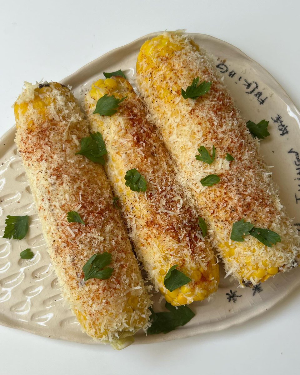 Элот, мексиканская уличная кукуруза🌽
Я так долго собирался сделать это, но все откладывал. Теперь не могу поверить, что не попробовал этого раньше! Вкус невероятно насыщенный — острый, кремовый и просто восхитительный.