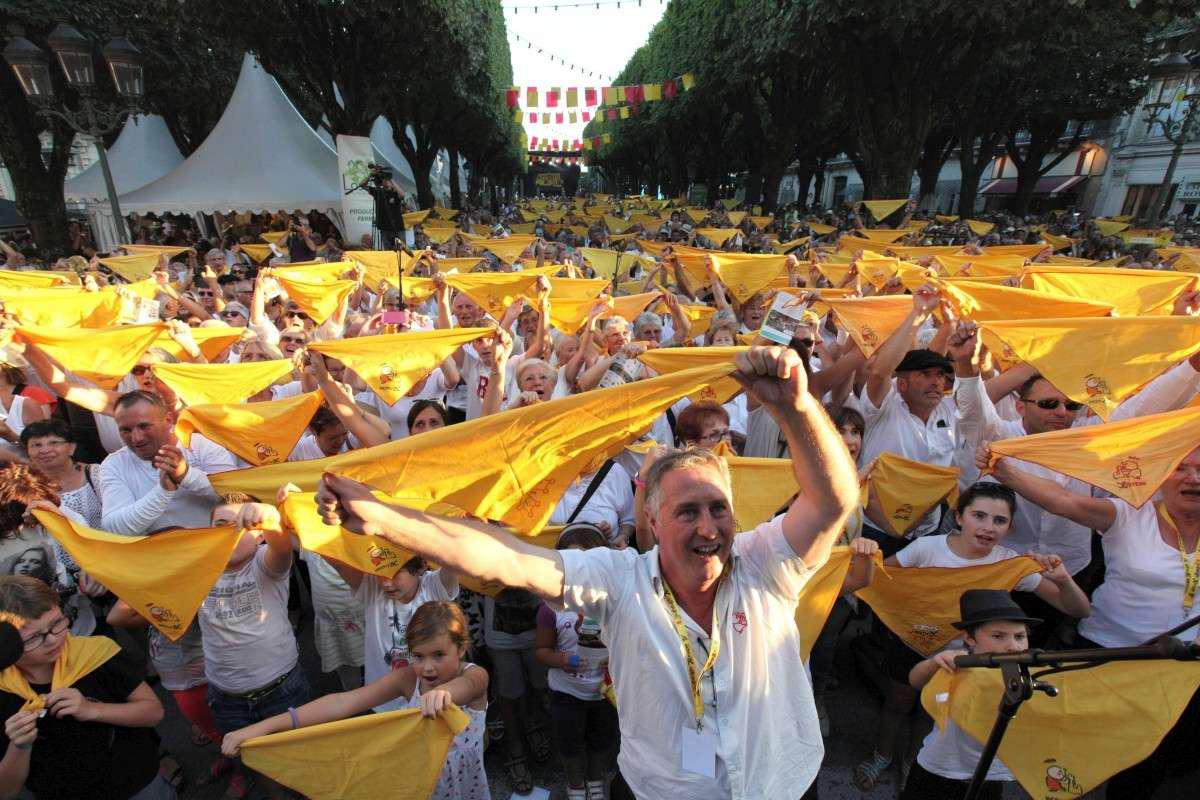 Je me trouve par hasard aujourd'hui à Pau et c'est HALLUCINANT ce qu'il se passe !!! Les rues se sont remplies en qqs secondes, les gens dansent, sortent les foulards aux couleurs de François Bayrou, des habitants en larmes me disent leur espoir immense qui renaît !! Waouh 🤯
