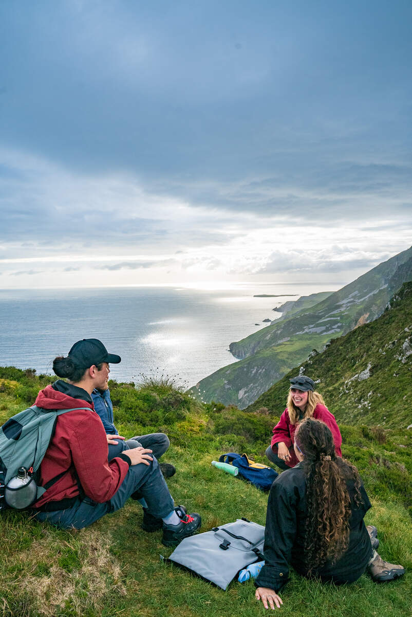 Über den Wolken: Sliabh Liag Cliffs ⛰️🌊
Ein Wanderweg mit Gänsehaut-Panorama – die Klippen von Sliabh Liag bieten Ausblicke, die du so schnell nicht vergisst. Pack deine Wanderschuhe ein und erlebe Donegal von seiner spektakulärsten Seite! 🥾

📍 County Donegal