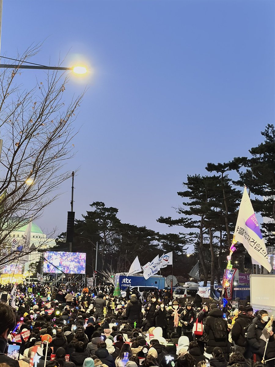연대책임의 마음으로 퇴근 후 여의도에 들렀다. 
후보시절. 윤석열. 김건희.  자격미달인 거 여러 매체를 통해 확인이 되었음에도 불구하고 말 같지 않은 이유로 뽑아준 유권자들 덕분!!
이찍 덕분에 난 이 추운날 민주주의 축제를 즐기는 중.