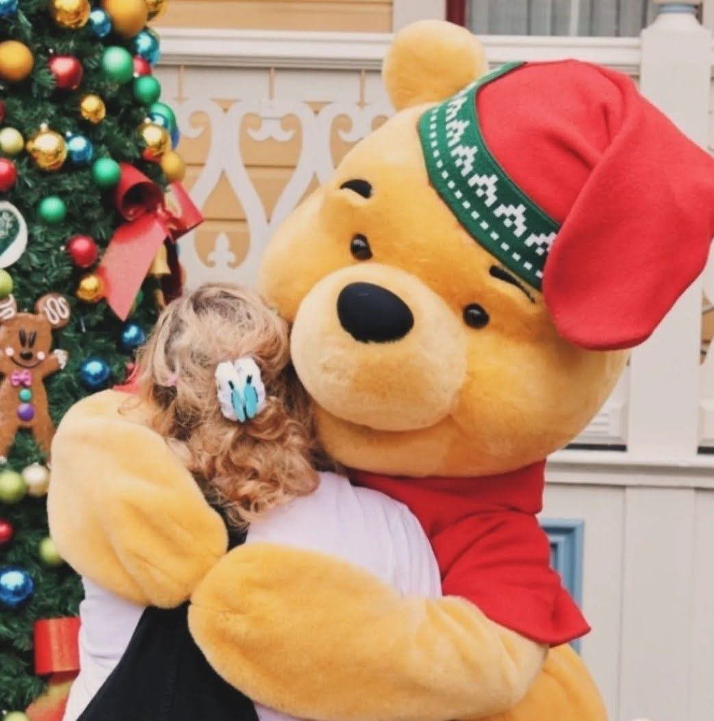 Flyed over to Disneyland Paris on my little holiday brake and managed to get some cards signed by the characters and my Lorcana Alters 🥰✈️