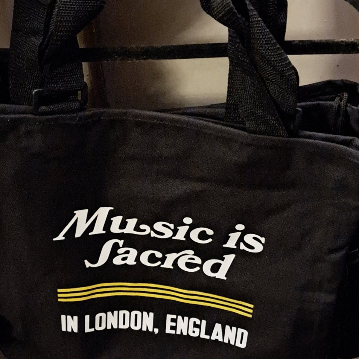 thezineuk's tweet photo. #musictourism #SELondon #thirdman #recordfair and #livemusic social.
#stagestyle - Wanna wave @DashTheHenge scarf in the air! https://t.co/R03pii5DpS