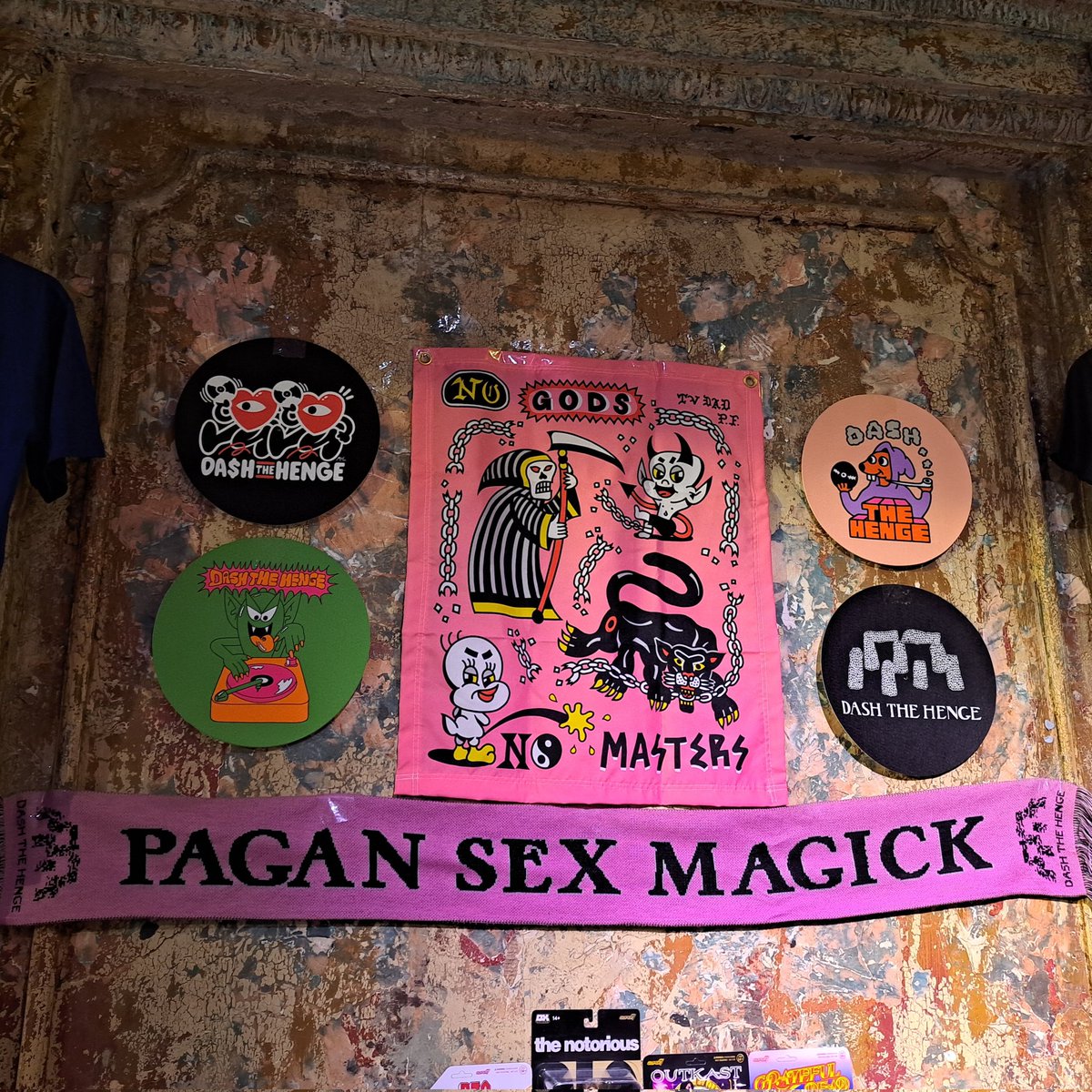 thezineuk's tweet photo. #musictourism #SELondon #thirdman #recordfair and #livemusic social.
#stagestyle - Wanna wave @DashTheHenge scarf in the air! https://t.co/R03pii5DpS