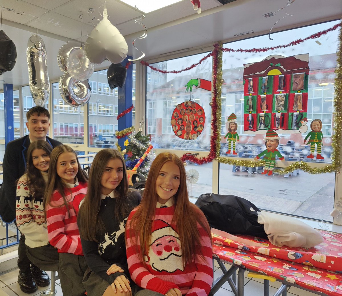 MrsSharonWatson's tweet photo. Just look at them! Christmas in Holyrood. https://t.co/GiRRfTkIqT