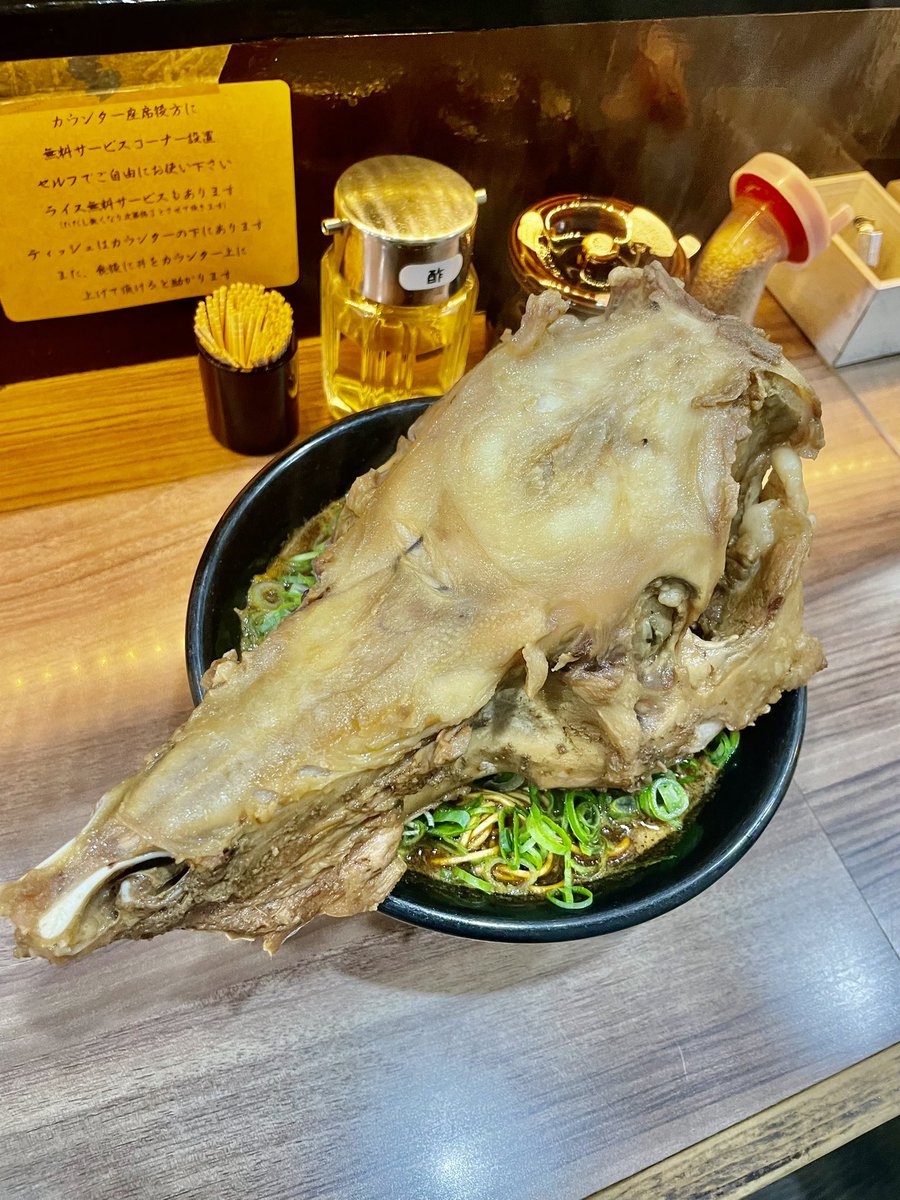 せんせ〜🙋‍♂️
はせがわ君がやらかしてます
丼に頭蓋骨が乗ってるよ、13日の金曜日限定ジェイソンラーメン、着丼のインパクト過去最大、笑うしかない、頭蓋骨の下にも色んな肉がゴロゴロ、しかし、想像以上に頭の周辺に付いてる肉が旨し、こんな体験がラーメン屋で出来るとは...
#特製ラーメンはせがわ
