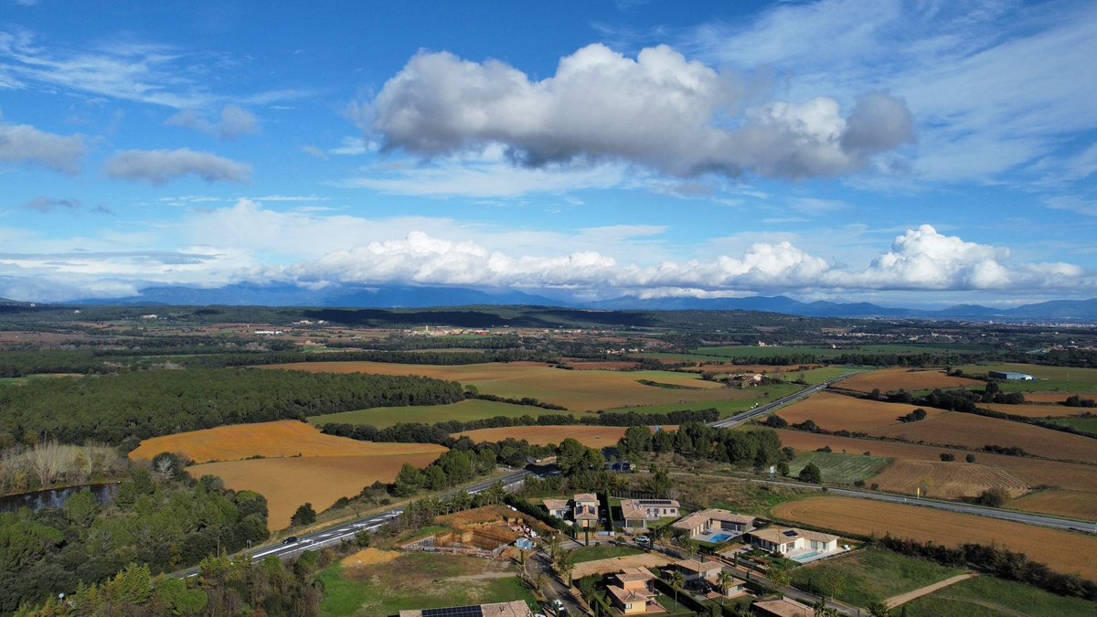 Formació de núvols damunt la Serra de l’Albera amb la plana de l’Alt Empordà al davant (12:45h)

@eltempsTV3 <a href="/meteocat/">Meteocat</a>