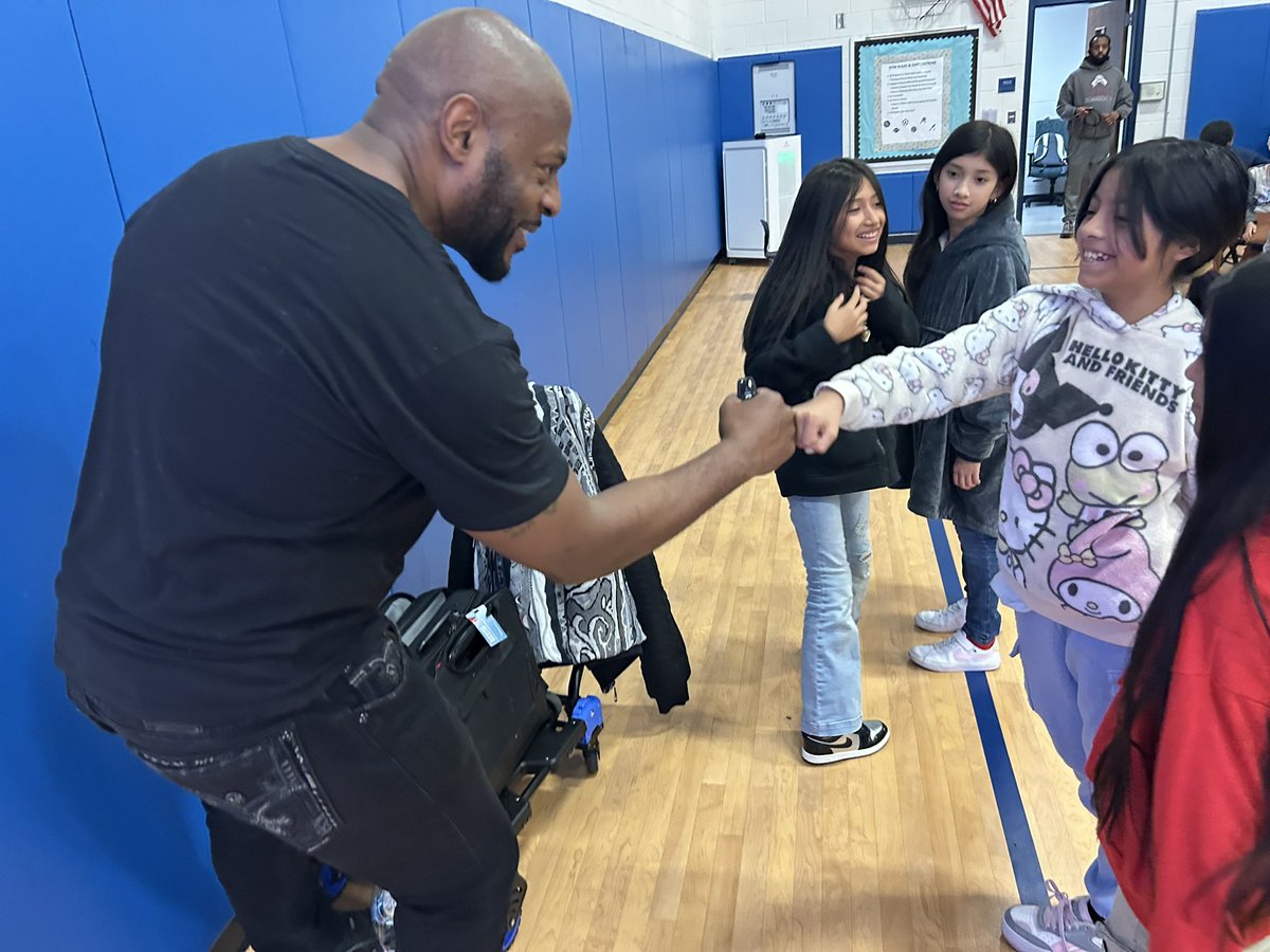 RJMotivates's tweet photo. As I pour into these kids this month, my heart is heavy. Keep your boy and his family lifted! 🙏🏿 😔 21 Schools down! 9 to go! #30for30 #30schools30days #studentassemblies https://t.co/5O2YdCgXMV