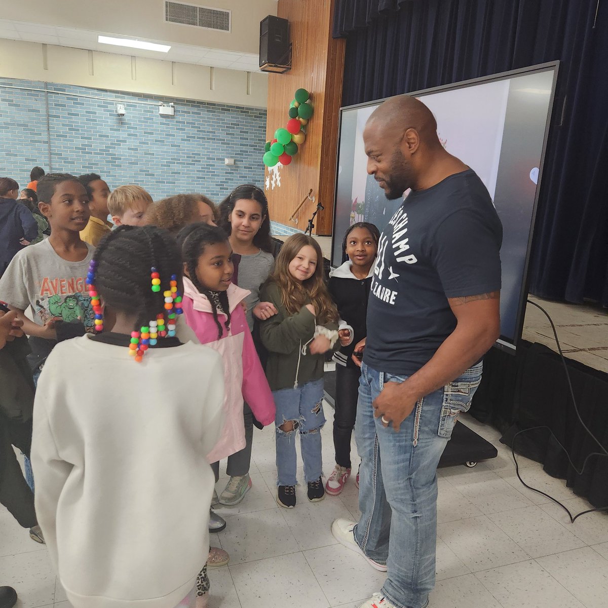 RJMotivates's tweet photo. As I pour into these kids this month, my heart is heavy. Keep your boy and his family lifted! 🙏🏿 😔 21 Schools down! 9 to go! #30for30 #30schools30days #studentassemblies https://t.co/5O2YdCgXMV