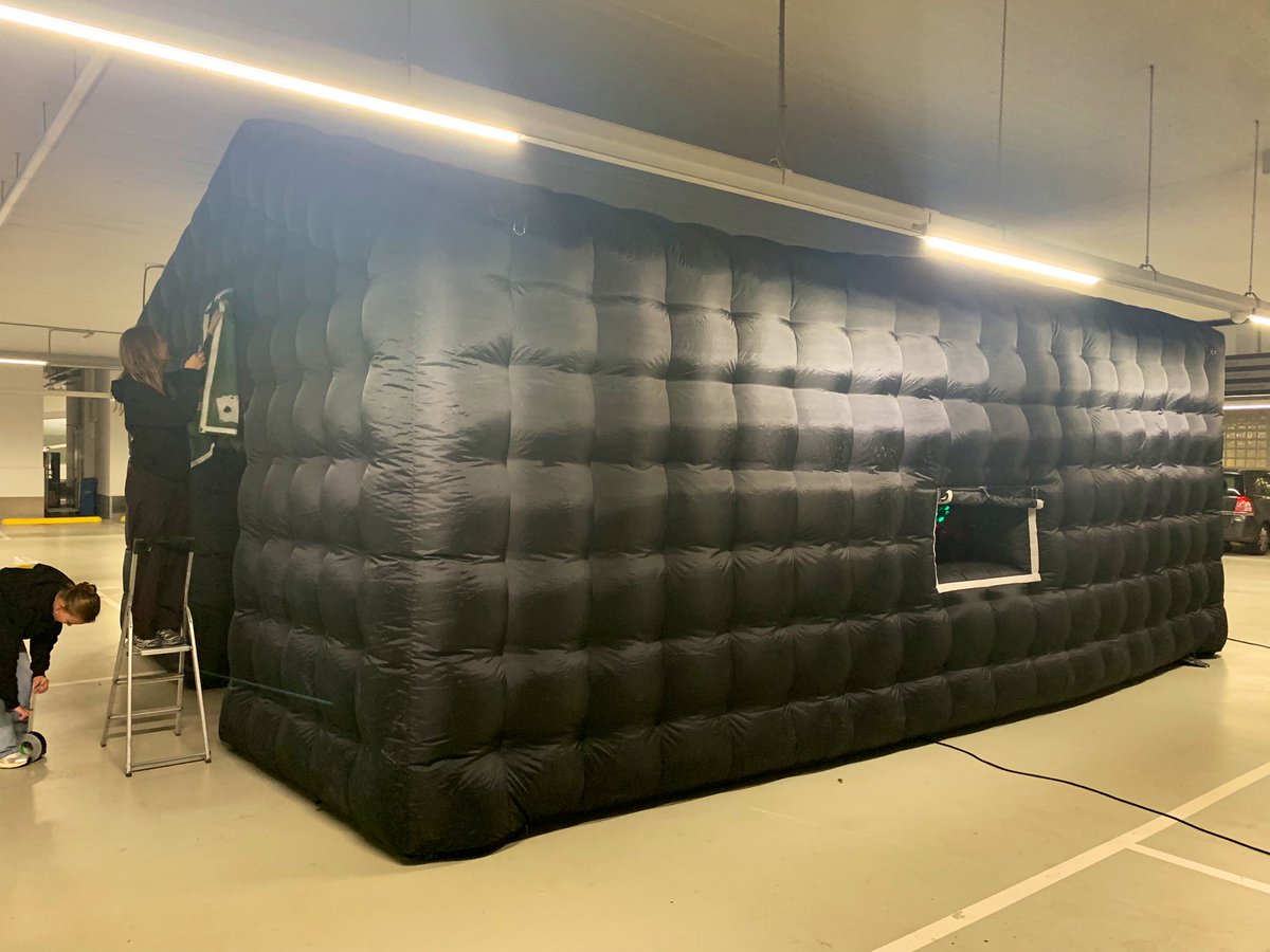 Ondertussen, in de <a href="/BNR/">BNR Nieuwsradio</a>-parkeergarage… 

#InflatableNightclub