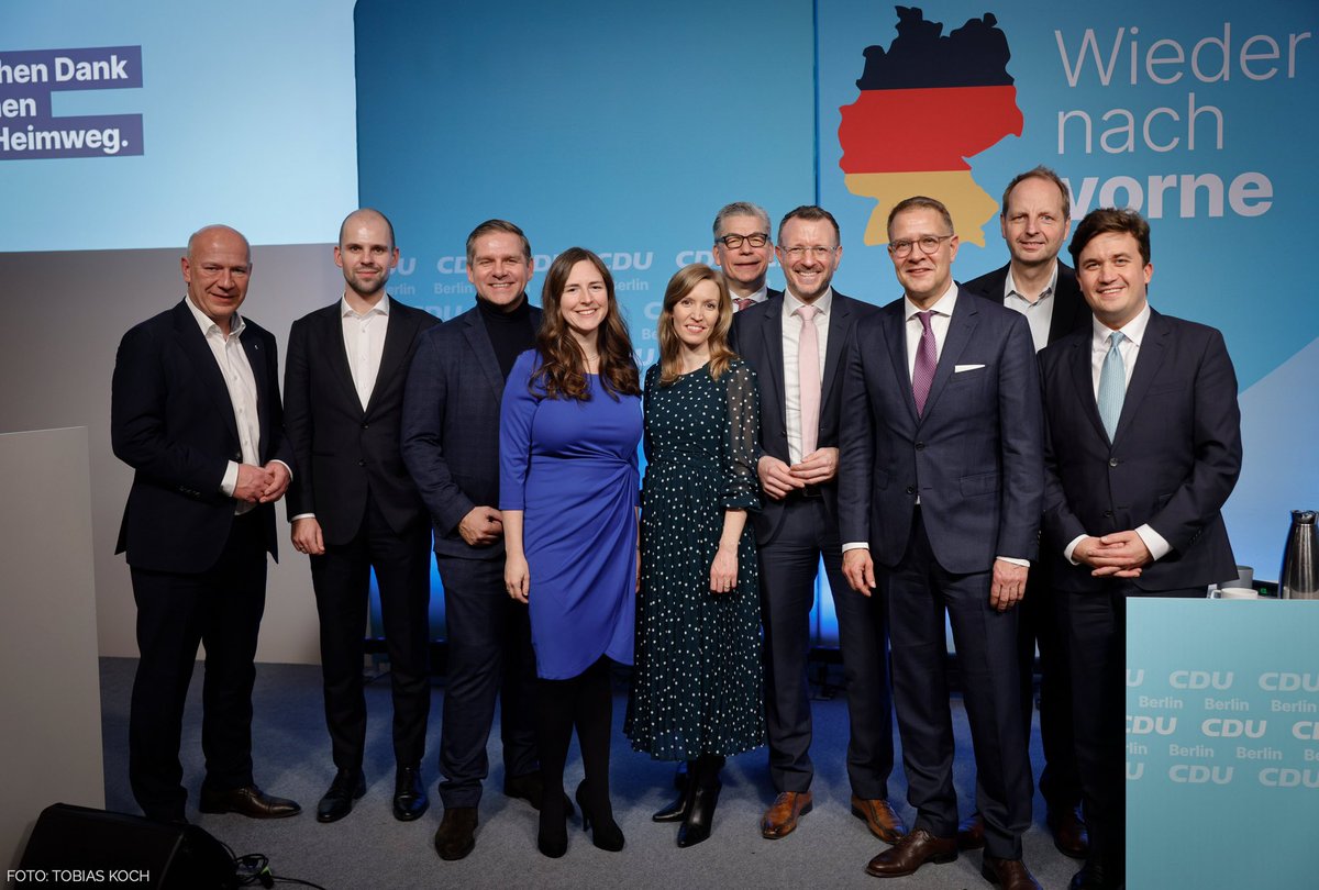 Ottilie_Klein's tweet photo. Unser #teamBerlin für die @cduberlin-Landesliste steht - eine gute Berliner Mischung mit vielen neuen jungen Köpfen. Von Herzen DANKE an alle Delegierten für das Vertrauen für Listenplatz 2! 🫶
Gemeinsam & geschlossen gehen wir als starkes Team mit @JM_Luczak als Spitzenkandidat in den Wahlkampf. Zusammen werden wir um jede Stimme kämpfen, damit Berlin stark im Bundestag vertreten sein wird & es #wiedernachvorne geht! 💪
📸 @toko