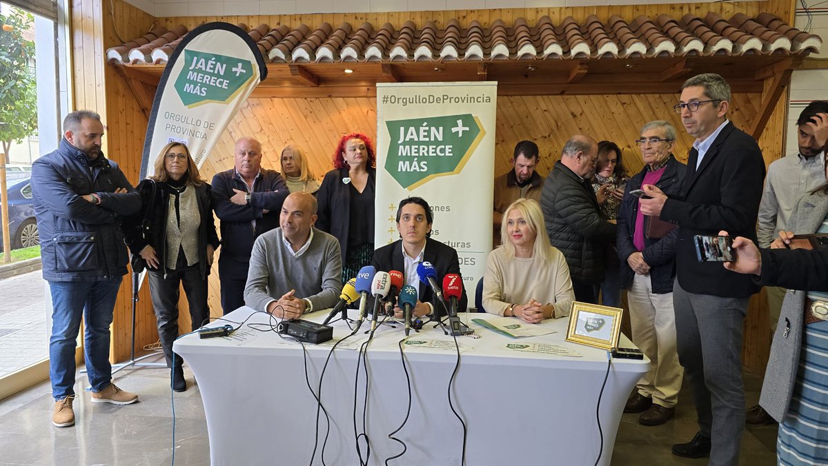 HoraJaen's tweet photo. #ESTÁPASANDO | Jaén Merece Más ha decidido romper el pacto de gobierno con el PP en el Ayuntamiento de la capital jiennense por el que los 'populares' lograron la Alcaldía de la ciudad tras las elecciones municipales de mayo de 2023. Lo está anunciando ahora mismo en su sede https://t.co/4oXqYLgd8z