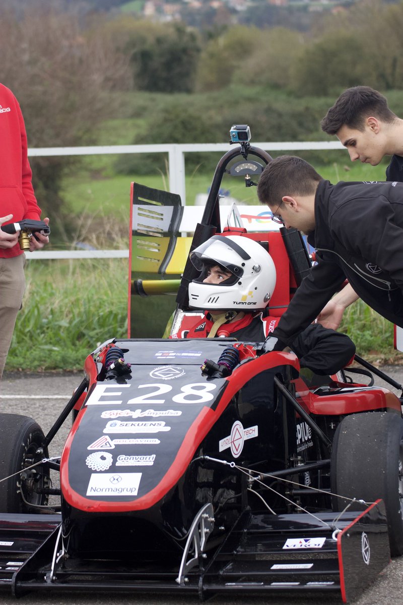 UniovieRacing's tweet photo. Tarde de pruebas con Habrok 🏎️🦅⚡️ @epigijon @uniovi_info
#formulastudent #fss #uniovi #uniovietechracing #fssteam https://t.co/XElNBCkFaH