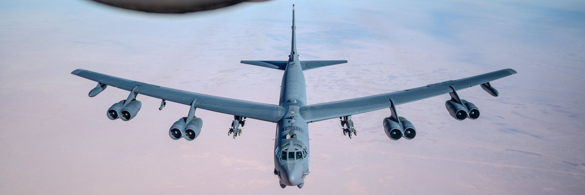 Roberto_yeager's tweet photo. Habíamos visto fotos de los #Boeing B-52H #Stratofortress sobrevolando #Siria, pero casi todas eran de noviembre y no se veía armamento... En este caso la foto es del 6 de diciembre y el #B52H va "cargadito" #BUFF #CENTCOM https://t.co/NxAg9LCByP