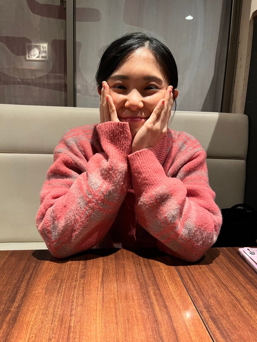 Sakimusik's tweet photo. こんな笑顔でラーメンを待てるようになったなんてㅠㅠ
最近逃げることを覚えました。
苦しいなら逃げてええ。諦めてもええ。無理に仲良くせんでええ。
自分を守るために逃げてええ。
限度はあるけど幸せにならないと生きている意味がない。一生草しか食べれない生活はもう嫌だ。 https://t.co/WmH95Rf48O