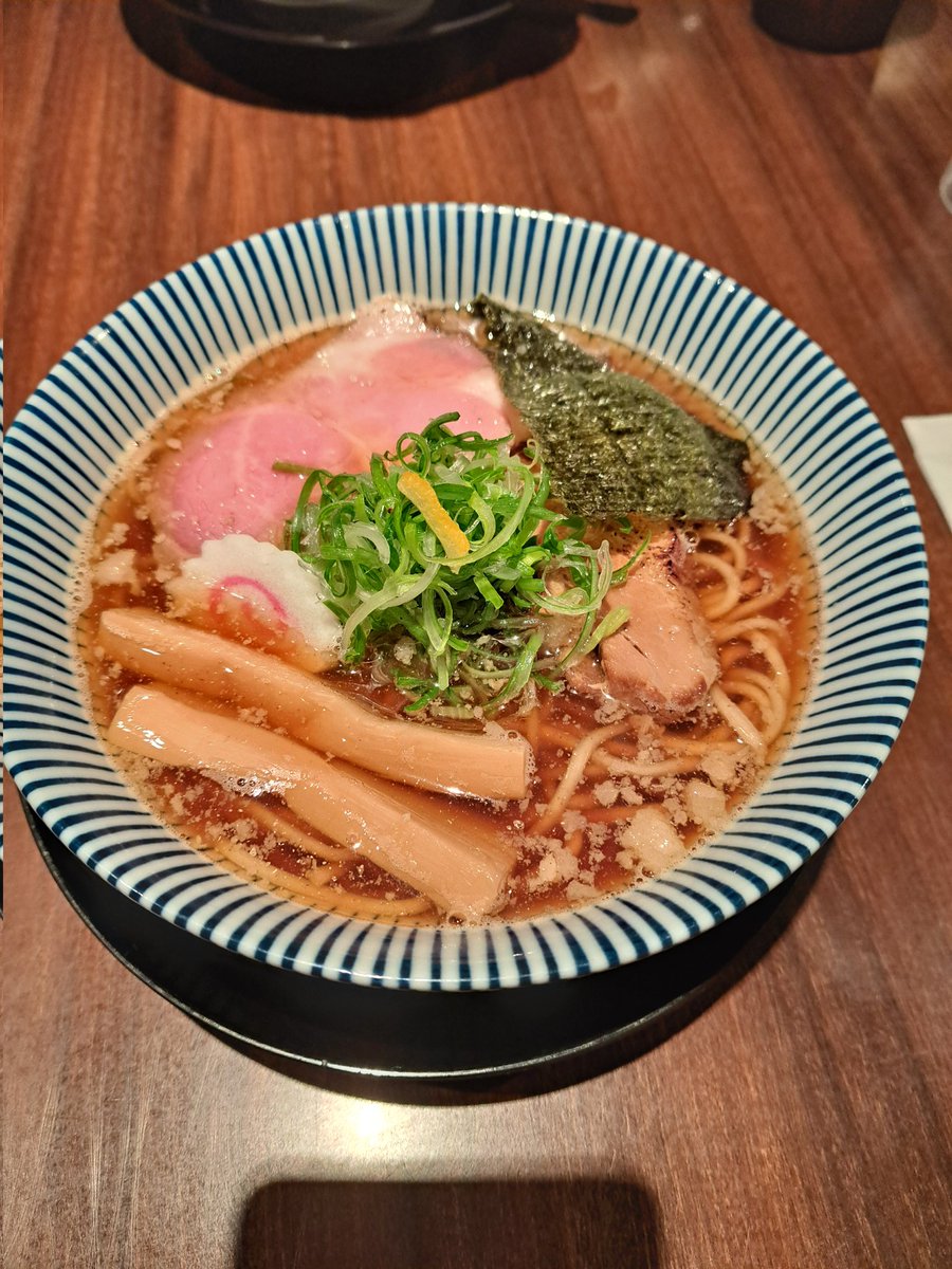 Sakimusik's tweet photo. こんな笑顔でラーメンを待てるようになったなんてㅠㅠ
最近逃げることを覚えました。
苦しいなら逃げてええ。諦めてもええ。無理に仲良くせんでええ。
自分を守るために逃げてええ。
限度はあるけど幸せにならないと生きている意味がない。一生草しか食べれない生活はもう嫌だ。 https://t.co/WmH95Rf48O