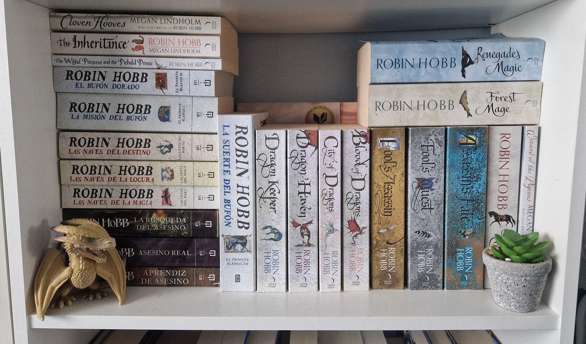 librukie's tweet photo. AL FIN, 

puedo recomendaros esta PEDAZO DE MARAVILLA de saga, sin tener que lamentarme luego porque esté descatalogada 😭🫶🏻

MILLONES DE GRACIAS @NocturnaEd por devolvernos a una de las mejores autoras de fantasía que he leído jamás ❤️ https://t.co/SMZUWNfsBF