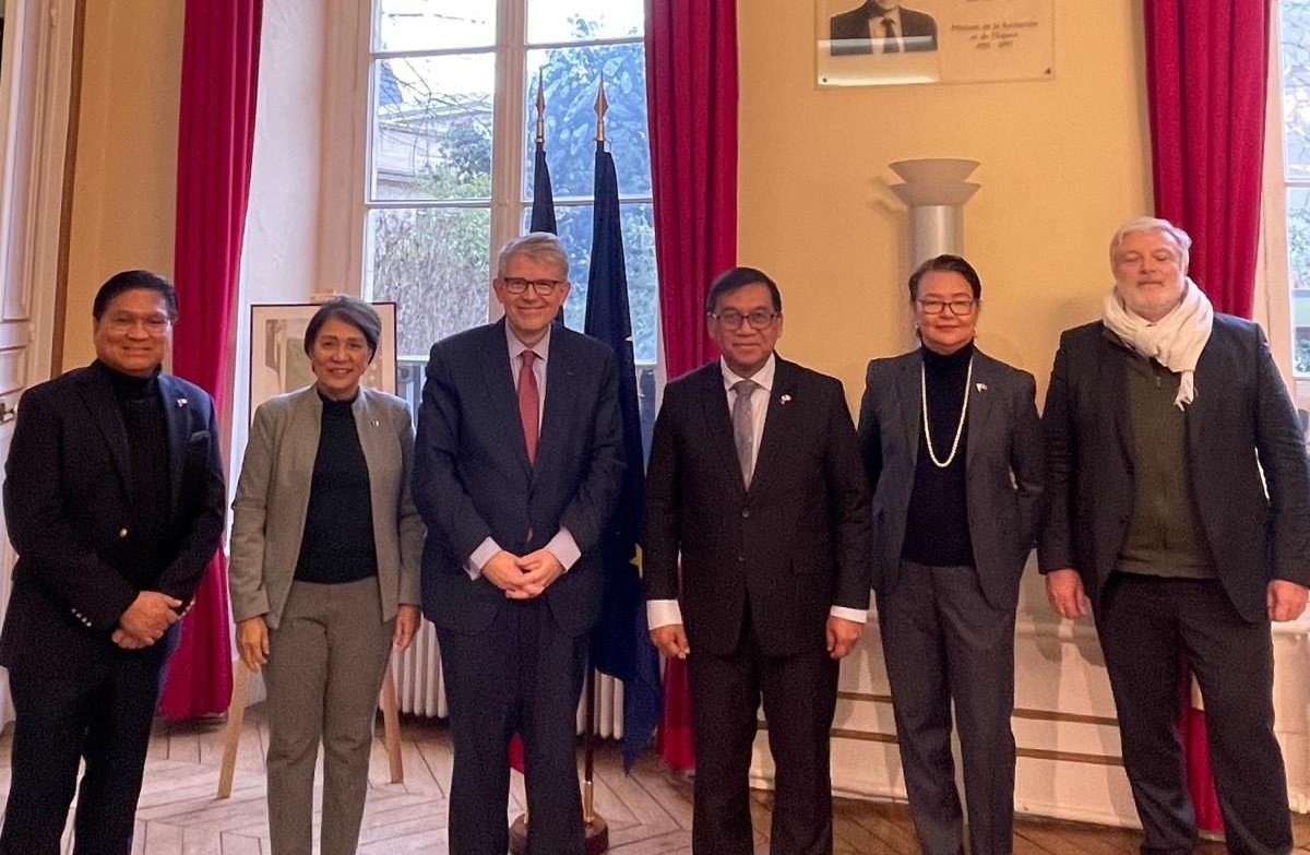 FrenchEmbassyPH's tweet photo. ๐ต๐ญโจ During the #PhilippineWeekInParis, @DOSTphl Secretary Renato Solidum Jr had a courtesy visit to @sup_recherche ๐ซ๐ท Minister Patrick Hetzel to strengthen and promote international cooperation in science, technology, and innovation.
#PHWeek2024 #MakeItIconic ๐ต๐ดโชโ๏ธ https://t.co/m1jfkoPYoK