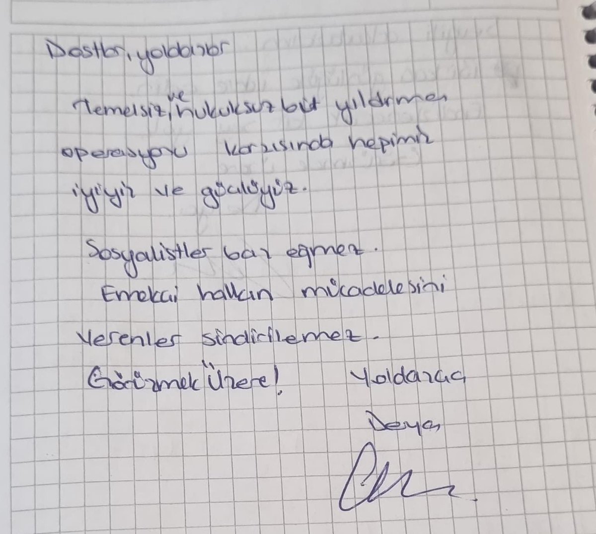 🔴 Gözaltında Olan SEP Üyelerinden Mektup

Demet Koca: Merhaba yoldaşlar! Yine bir pusula ile haberleşiyoruz. Bu operasyonlar bize sökmez. Emekçilerin sözünü daha yüksek söylemeye devam edeceğiz.

Av. Engin Kara: Sevgili Yoldaşlar, Dostlar
13 Aralık sabah itibariyle çokça
