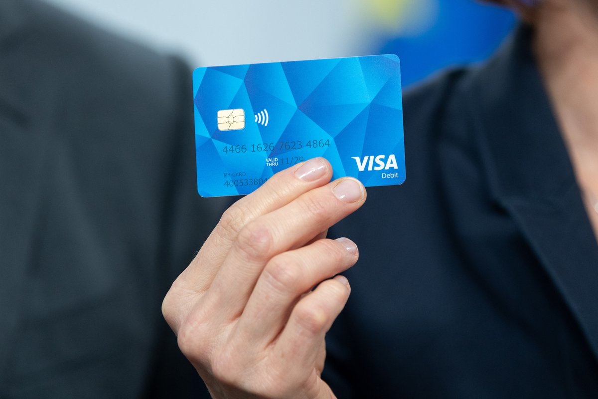 Vom 16. Dezember 2024 an wird die Bezahlkarte in Hessen an Geflüchtete ausgegeben. Das haben Ministerpräsident Boris Rhein und Sozialministerin Heike Hofmann am Freitag in Wiesbaden bekanntgegeben. Mehr Infos: hessenlink.de/BezahlkartePK