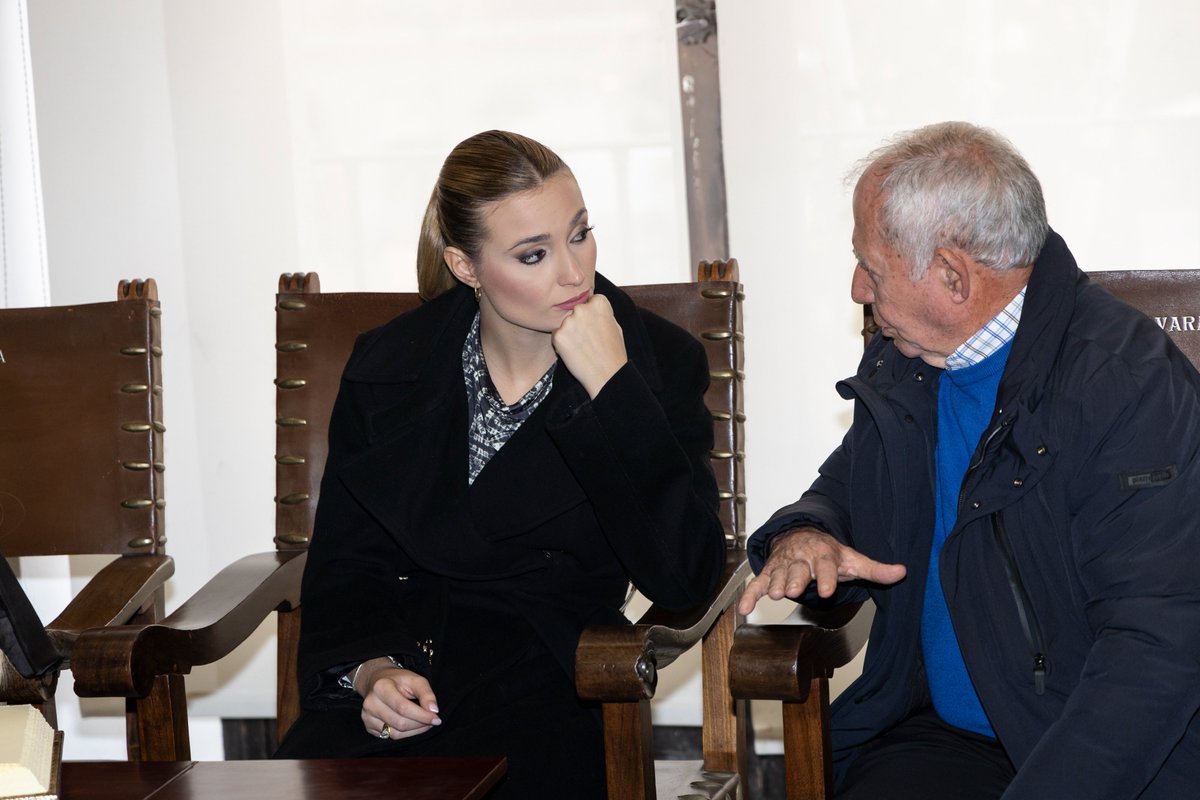 Este jueves 12 de diciembre han asistido a visitar la sesión las Falleras Mayores de Valencia, Berta Peiró García y Lucía García Rivera, quienes han intercambiado impresiones con los miembros del Tribunal reunidos en la Casa Vestuario.