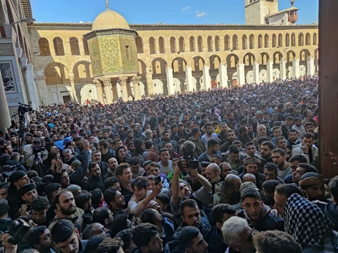 Basma34323088's tweet photo. المسجد الأموي في أبهى حلة اليوم💚
أول مرّة مسؤول سوري (رئيس الحكومة) هو الخطيب
الجامع الأموي بأول #جمعة في سوريا الحرة 💚💚 https://t.co/gKmPo0d7bM