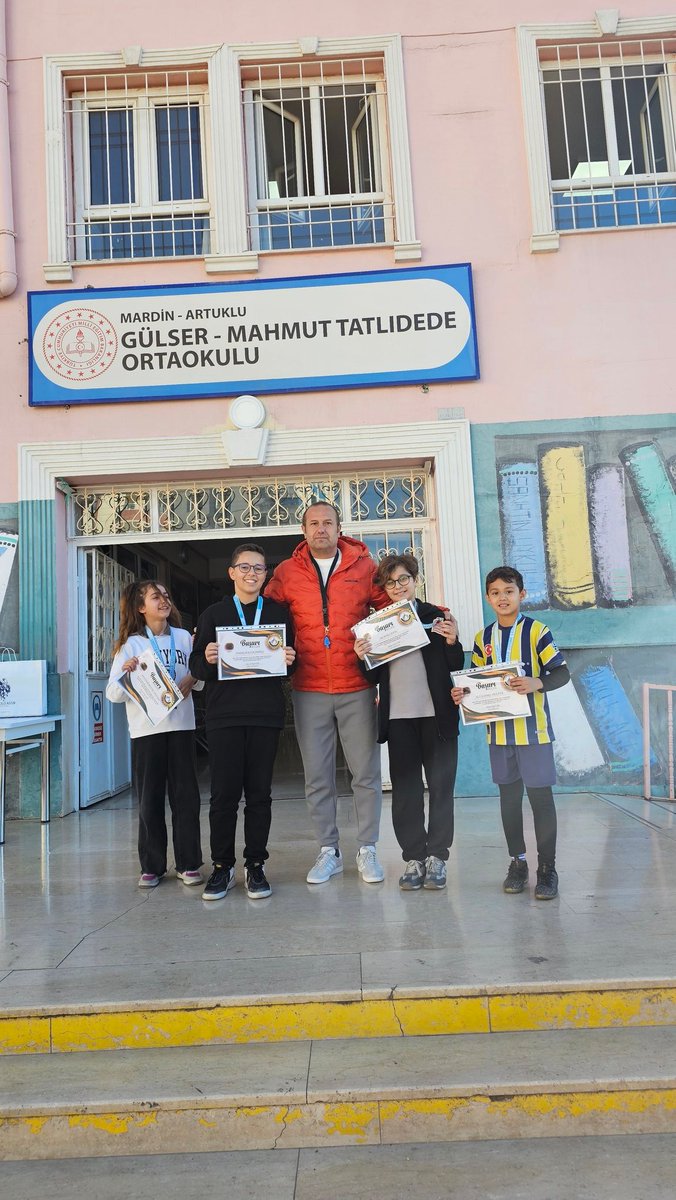 Gulsermahmutort's tweet photo. Dönem boyunca çeşitli  alanlarda gerçekleştirilen yarışmalarda derece alan öğrencilerimiz ödüllerine kavuştu. 
➡️Masa Tenisi  Yarışması
➡️Bölge Yüzme Yarışması 
➡️Türkiye  Ortaokullar   Resim Yarışması
Öğrenci ve öğretmenlerimizi tebrik ediyoruz.@ali_eyyupkoca @mehmeteminduya1 https://t.co/yr6JnvvT6o