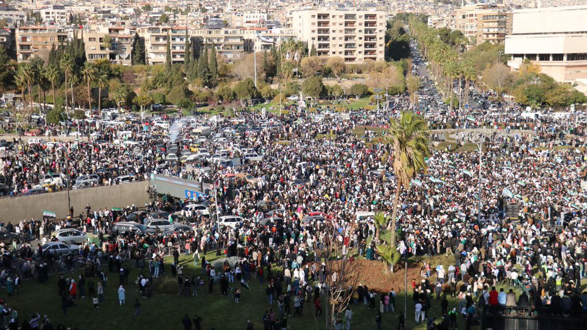 AgencyNewsSham's tweet photo. احتفالا بسقوط النظام المجرم، مظاهرة شعبية حاشدة في ساحة الأمويين في مدينة #دمشق. 
#أنباء_الشام https://t.co/aW4Rko8eEc