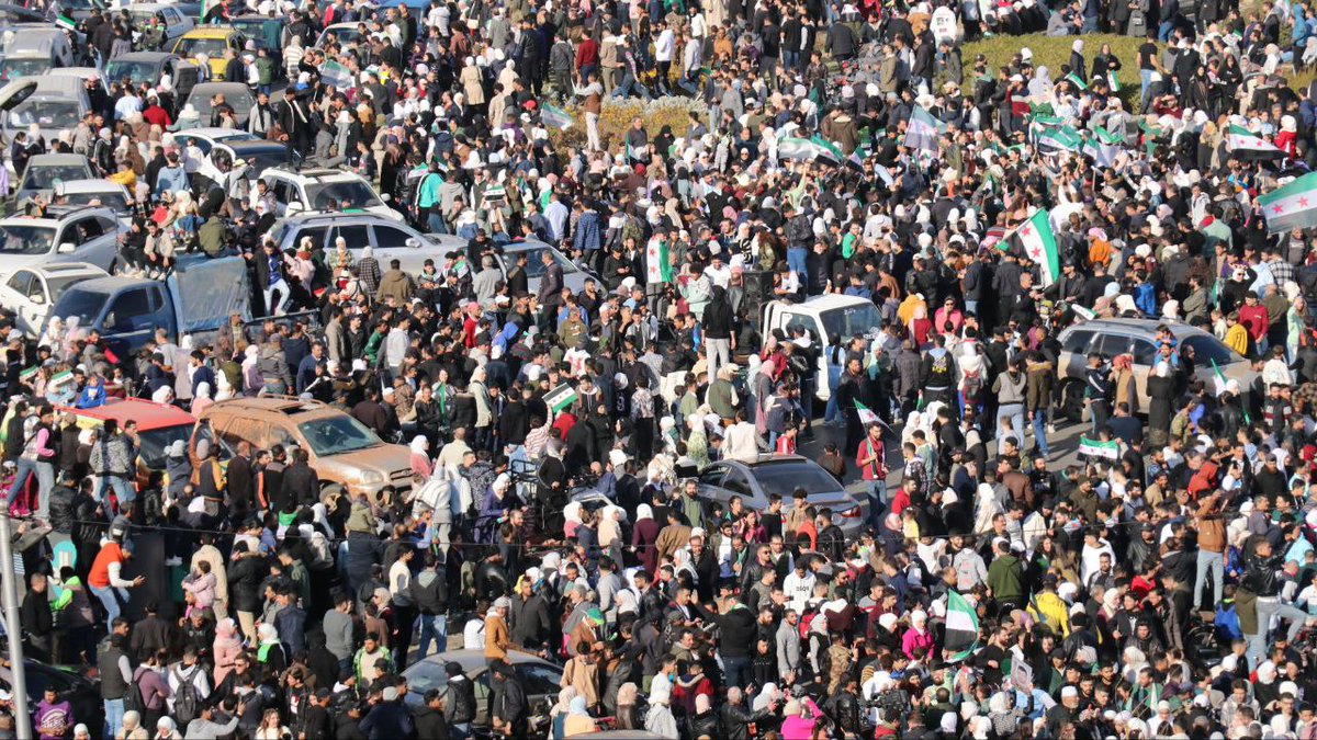 AgencyNewsSham's tweet photo. احتفالا بسقوط النظام المجرم، مظاهرة شعبية حاشدة في ساحة الأمويين في مدينة #دمشق. 
#أنباء_الشام https://t.co/aW4Rko8eEc