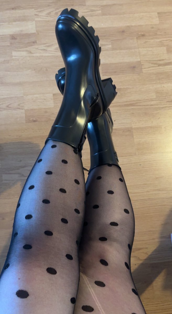 RosieHendo1's tweet photo. Might just go ahead and give you a wellies kink too 😌 https://t.co/uM2EvC9psq