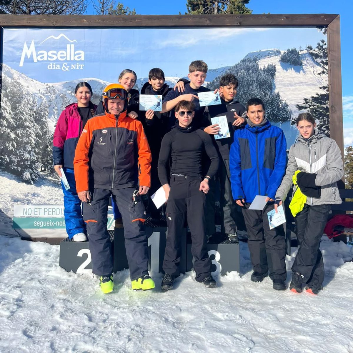 InstitutSants's tweet photo. Tercer dia a La Masella. Molta neu i diversió! Arribaran cap a les 17.45 #esquiada #3rESO 👇🏻 https://t.co/ntS2KNhlpP