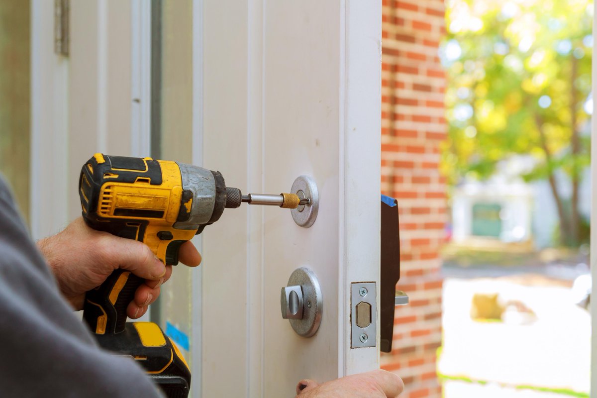 competitionlock's tweet photo. If you're looking for a professional and reliable door installation service, look no further than Competition Locksmith. We offer a range of options for both residential and commercial doors. https://t.co/ZOtAuXtfiQ