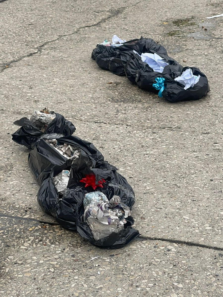 Vanguard1aEC's tweet photo. 🔴 #Urgente || Ante la publicación que circula en redes sociales sobre dos bultos en el Complejo Judicial Albán Borja de #Guayaquil, unidades especializadas de la @PoliciaEcuador  acudieron al lugar, logrando verificar que las bolsas estaban llenas de papel. https://t.co/FJw4ZXqOqc