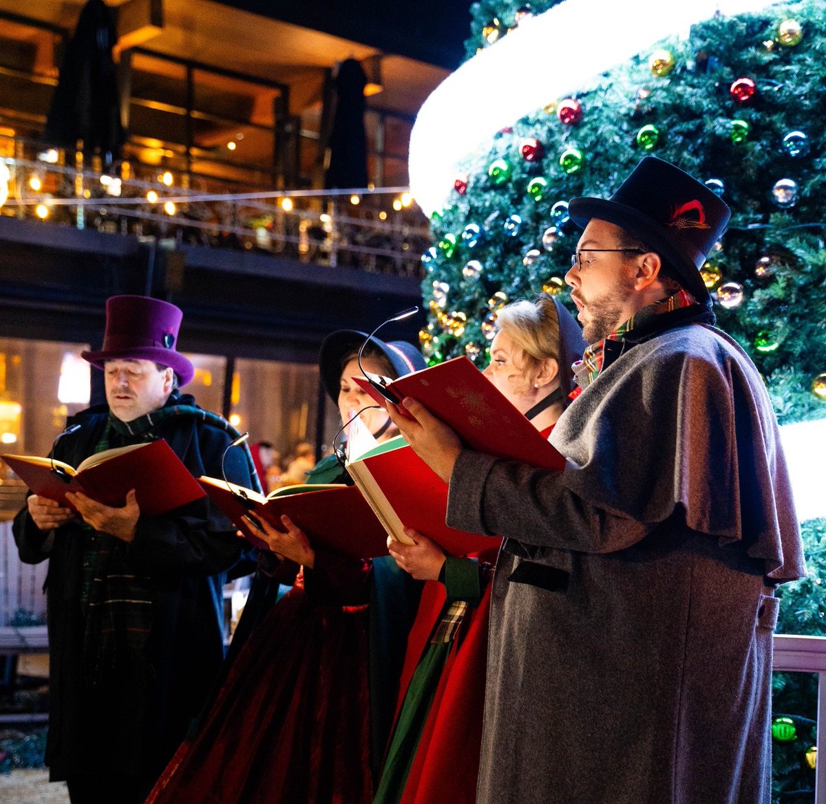 ☕ Warm up your weekend at the #CincinnatiChristkindlmarkt! 

Guests receive free hot chocolate while exploring the market on Friday, enjoying music, food, and shopping by <a href="/moerleinlh/">Moerlein Lager House</a>.