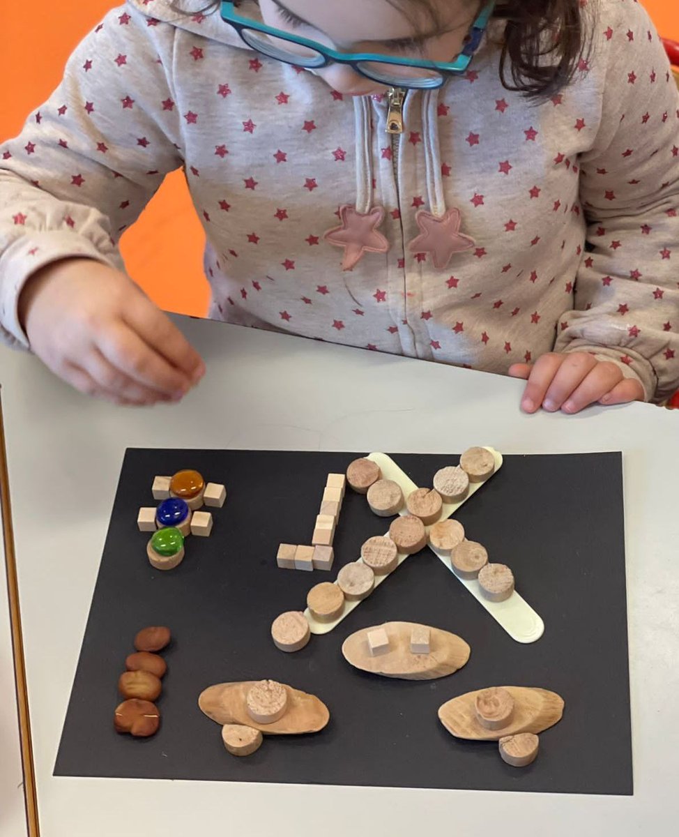 AlqueriaEduca's tweet photo. En el grupo verde (5 años)  seguimos potenciando nuestra creatividad a través de actividades artísticas abiertas en las que jugamos y experimentamos.
El material utilizado no posee ninguna funcionalidad definida y es susceptible de ser modificado durante el proceso. https://t.co/IvdXpAEY42
