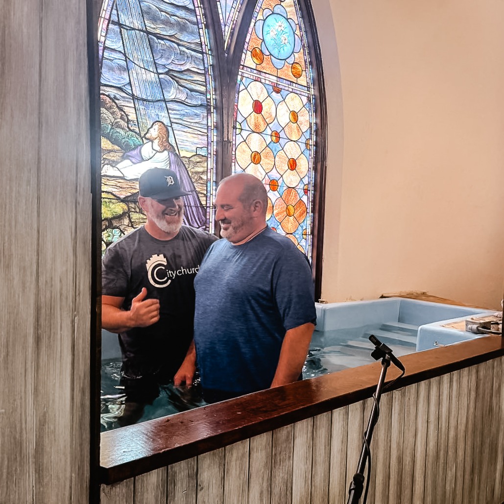 NAMB_SBC's tweet photo. IT’S ALL ABOUT THE GOSPEL.

City Church, a @SendNetwork church in Clio, Michigan, recently celebrated multiple baptisms! 

*This* is why we are committed to helping churches plant churches and engage their city with the gospel. 🙏 | #MakeJesusKnown https://t.co/Z6cpdvuTiC