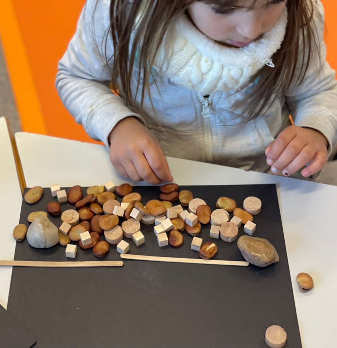 AlqueriaEduca's tweet photo. En el grupo verde (5 años)  seguimos potenciando nuestra creatividad a través de actividades artísticas abiertas en las que jugamos y experimentamos.
El material utilizado no posee ninguna funcionalidad definida y es susceptible de ser modificado durante el proceso. https://t.co/IvdXpAEY42