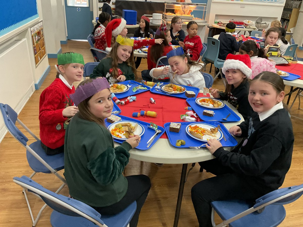 MRPAyear5b's tweet photo. A delicious Christmas dinner at MRPA 😋 https://t.co/kxFmOKcoMv