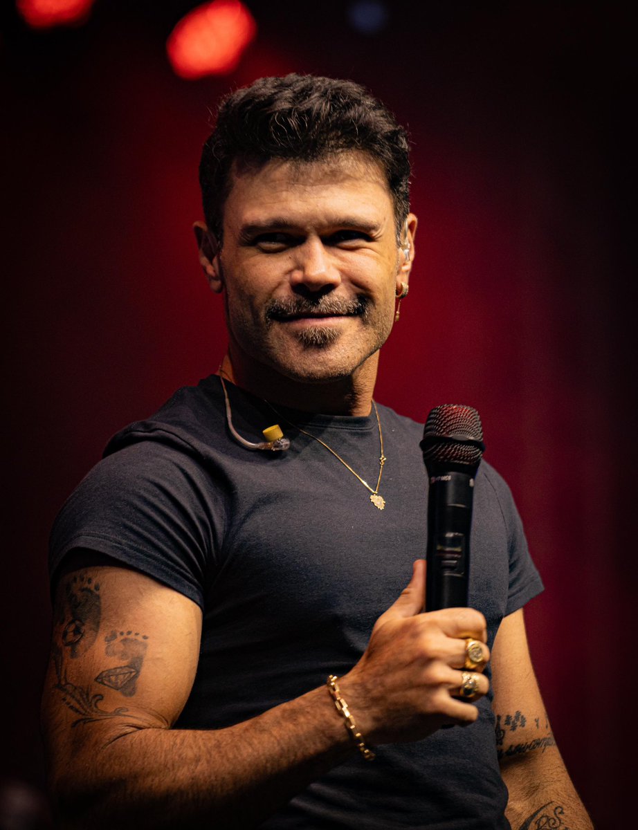 MarcoseBelutti's tweet photo. Que noite maravilhosa! Muito obrigado a J&amp;F pelo convite pra comemorar o final do ano com vocês! Que festa incrível 🤩

📸 Anderson Smoke | #MarcoseBelutti https://t.co/LF60OzcE9X